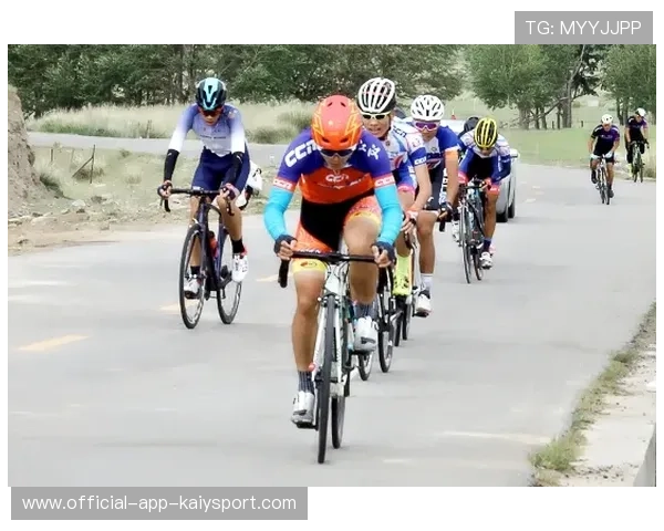 自行车赛选手戴恐龙头套冲线