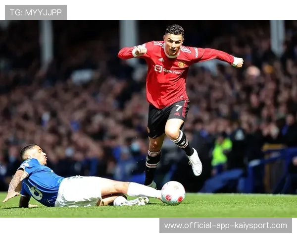 足球队长赛后怒摔护腿板，记者被吓得后退两步